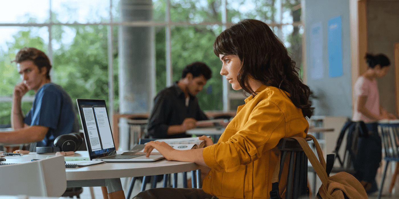 Mujer con una Hp OmniBook en un café