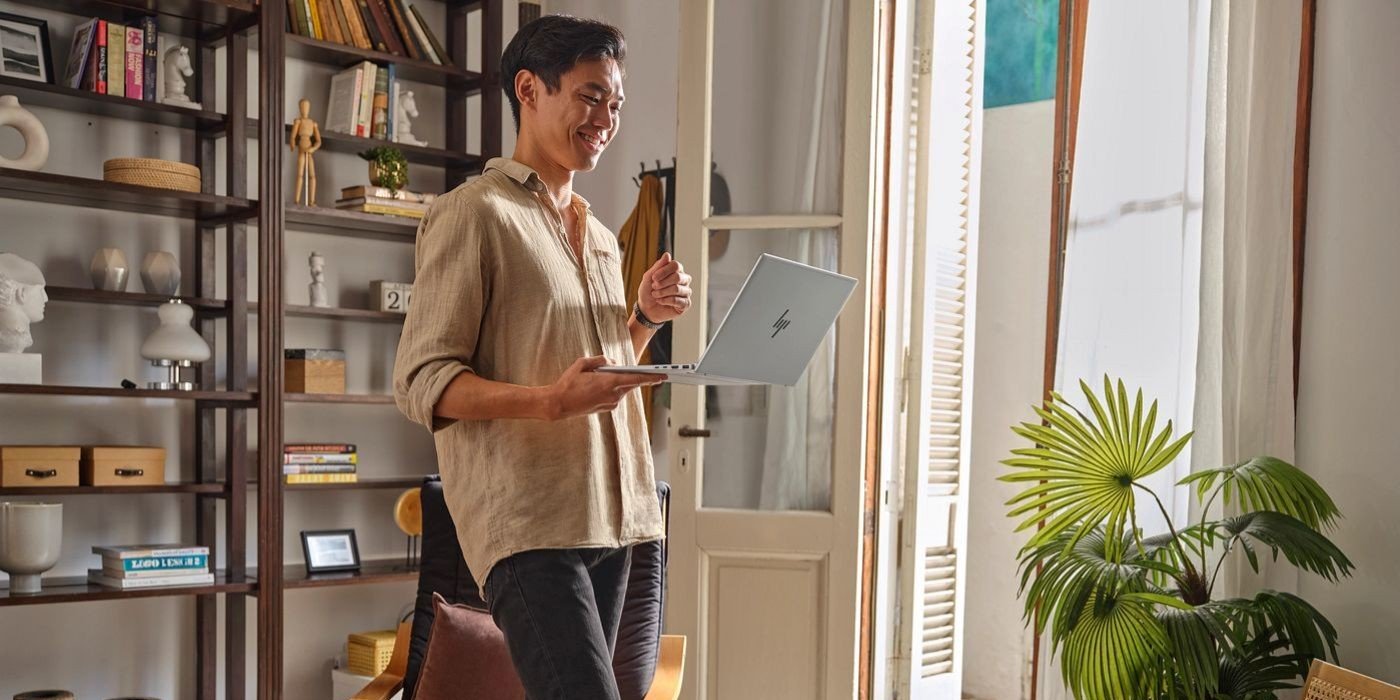 Profesional con su laptop HP ligera