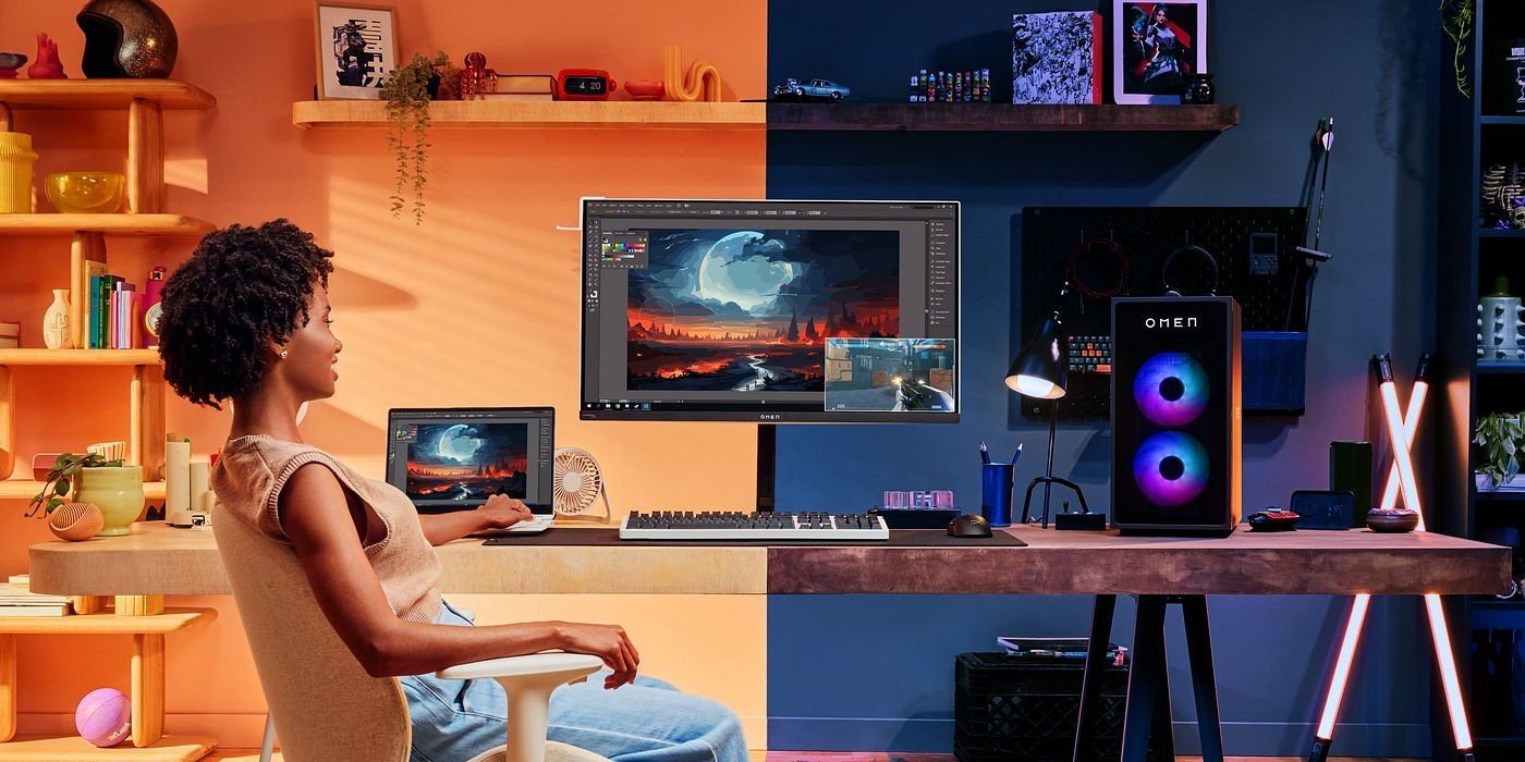 Mujer con su notebook gamer HP, una monitor gamer y una desktop gamer OMEN
