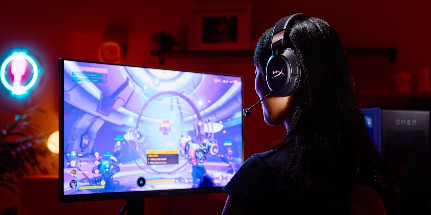 Mujer jugando videojuegos en un equipo OMEN con altos FPS