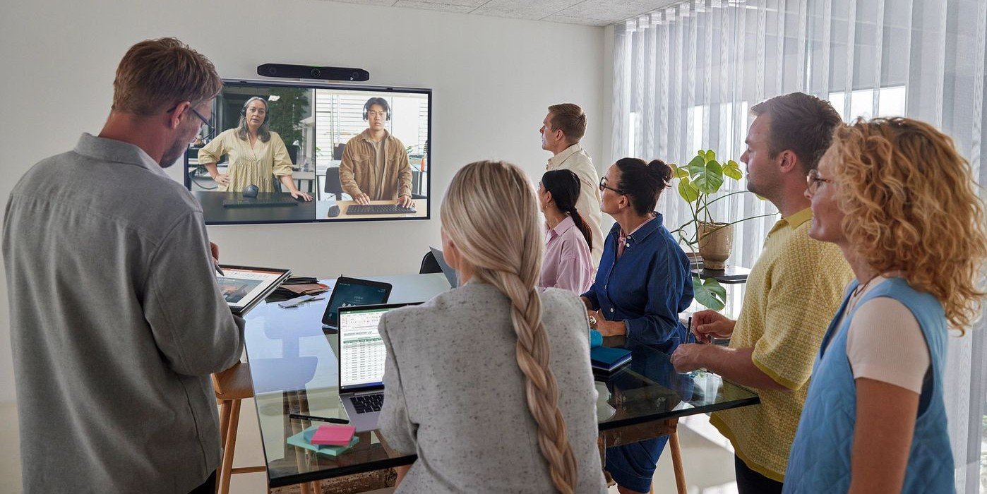 Equipo de trabajado en una videoconferencia profesional