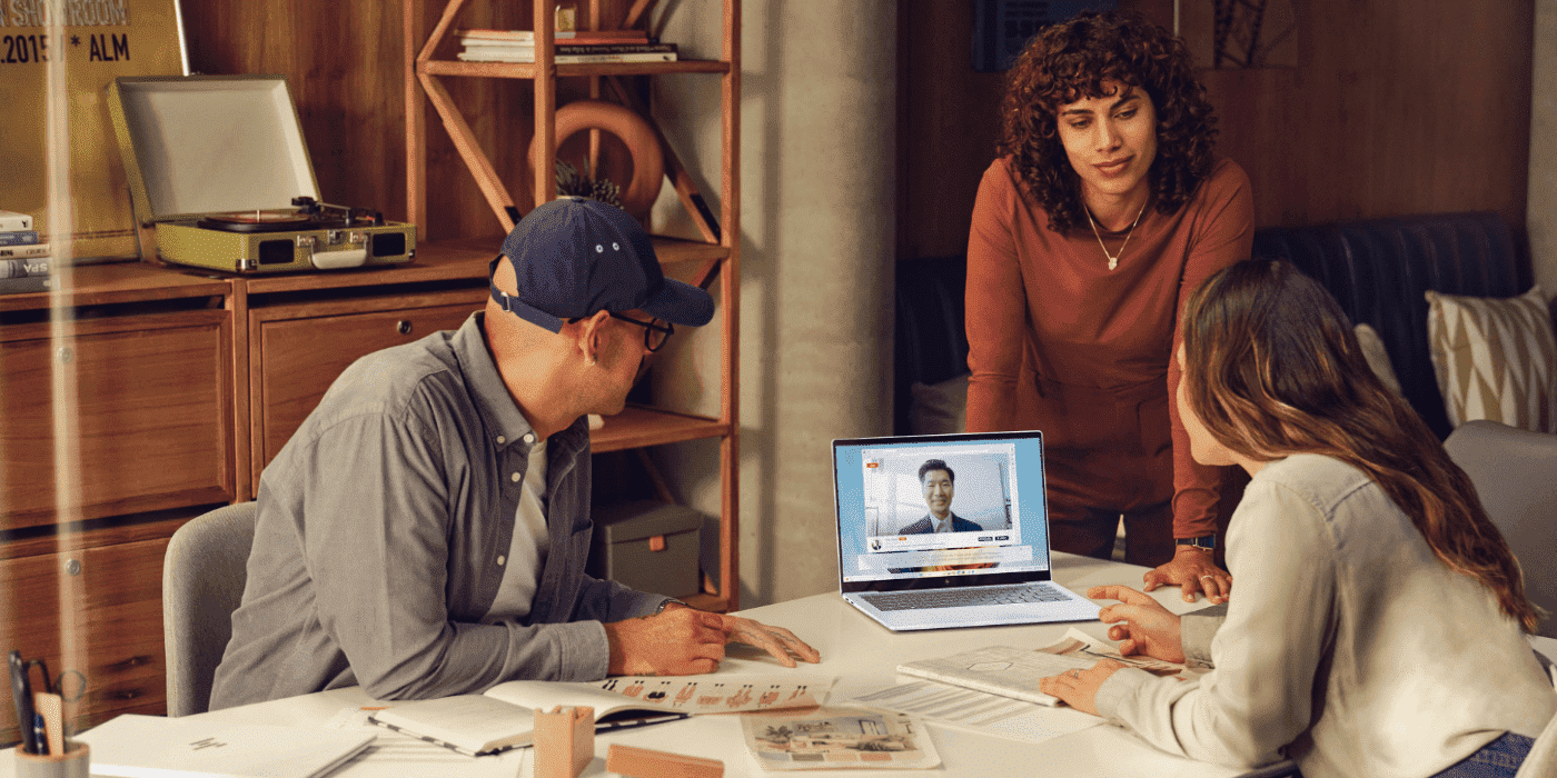 Equipo de trabajo y una laptop empresarial sobre el escritorio.