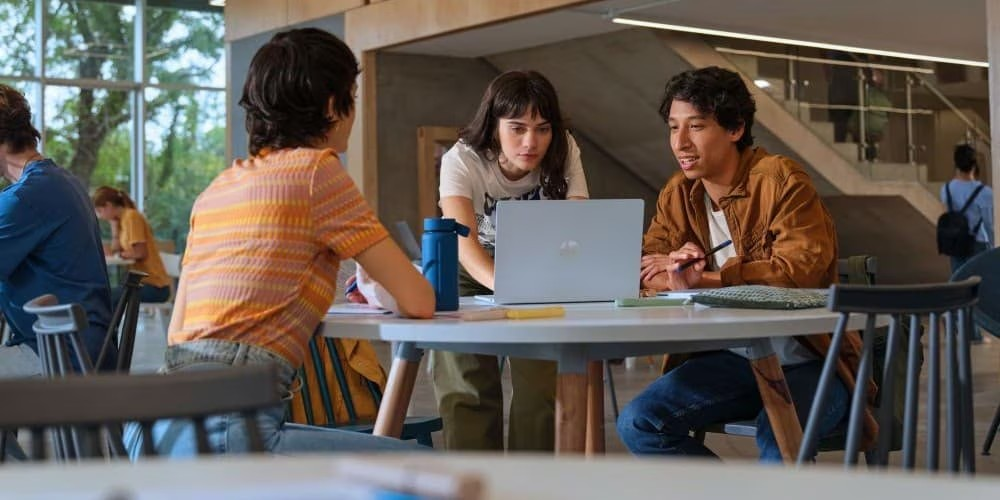Laptop HP OmniBook X para profesionales creativos y usuarios de negocios en Perú