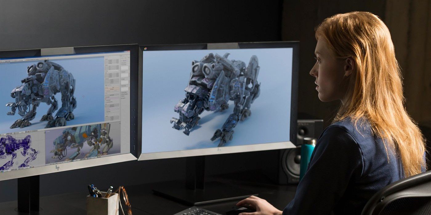 Una dise&ntilde;adora digital trabajando en modelos 3D de robots mec&aacute;nicos futuristas usando equipos HP en su estaci&oacute;n de trabajo con m&uacute;ltiples monitores, creando detallados dise&ntilde;os de mechas en un entorno profesional de desarrollo de videojuegos o animaci&oacute;n.