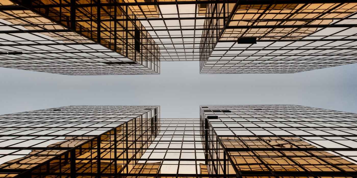 Perspectiva de dos edificios id&eacute;nticos vistos desde abajo hacia el cielo.