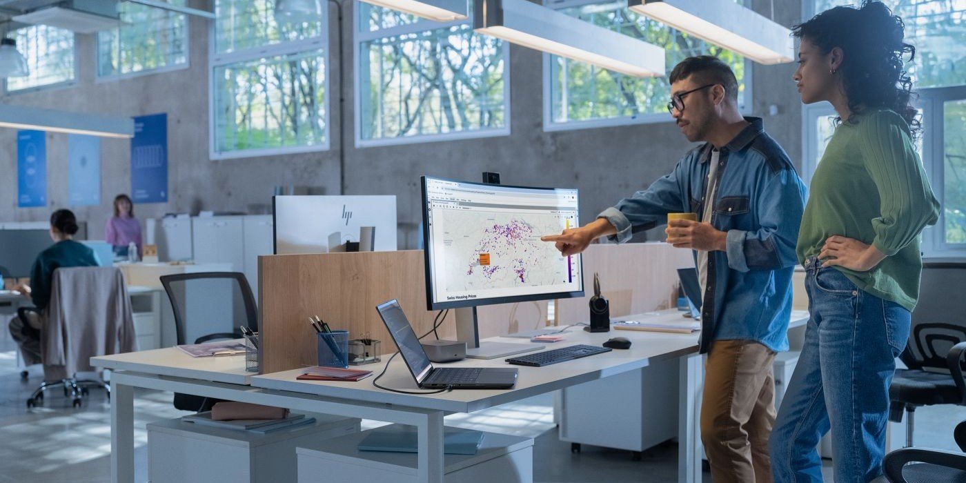 Imagen de un hombre y una mujer en un taller de arquitectura y dise&ntilde;o utilizando una workstation para arquitectos de HP.