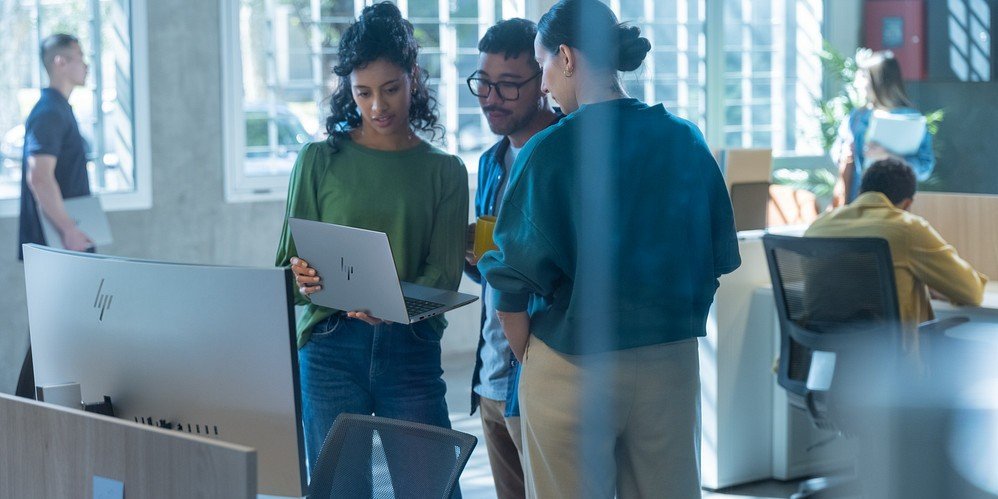 Equipo de trabajo en oficina con estación de trabajo HP