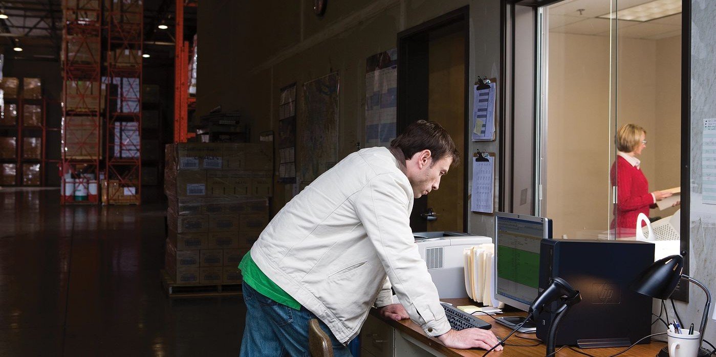 Hombre revisando el control de inventarios de una empresa  en una computadora  HP