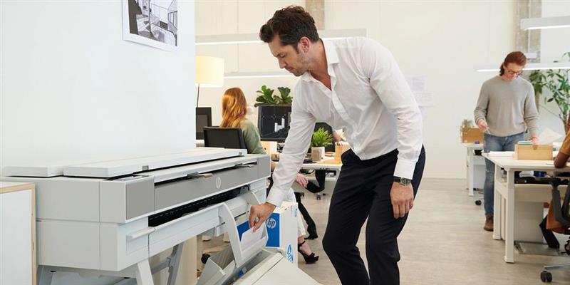 Profesional manipulando un plotter HP