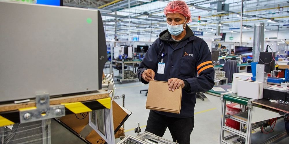 Hombre trabajando en empresa que implementa IA
