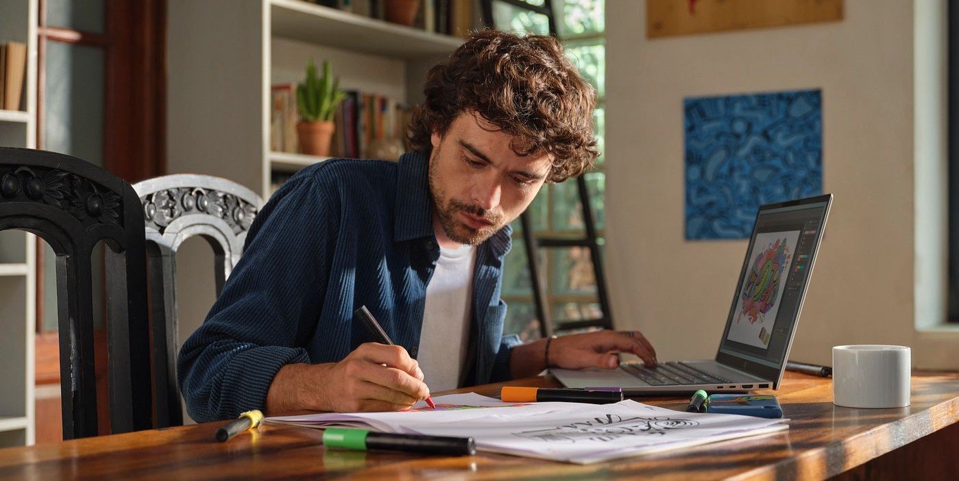 Estudiante concentrado trabajando en proyectos creativos desde casa con laptop HP