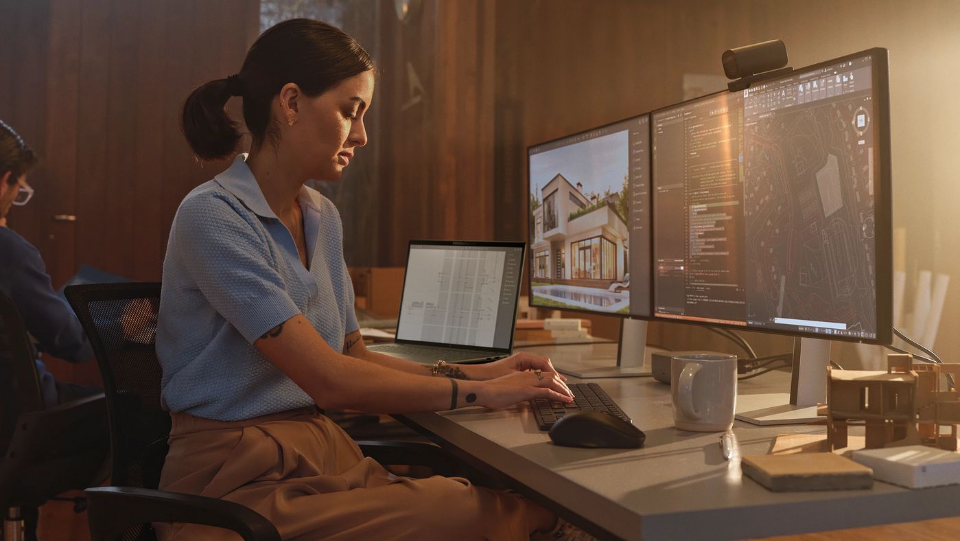 Una arqutecto usando workstations HP con monitores dobles para dise&ntilde;o artquitect&oacute;nico 