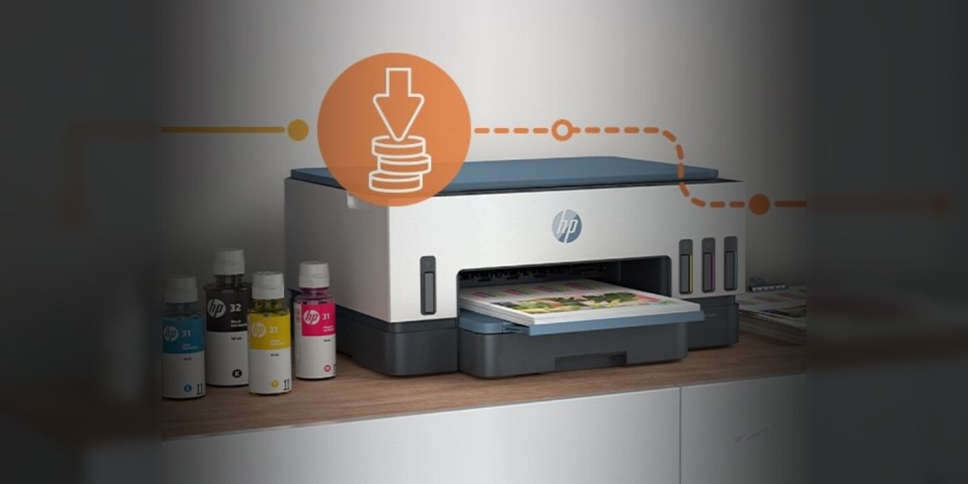 Imagen de una impresora HP Smart Tank con una ilulstraci&oacute;n del ahorro en dinero. 