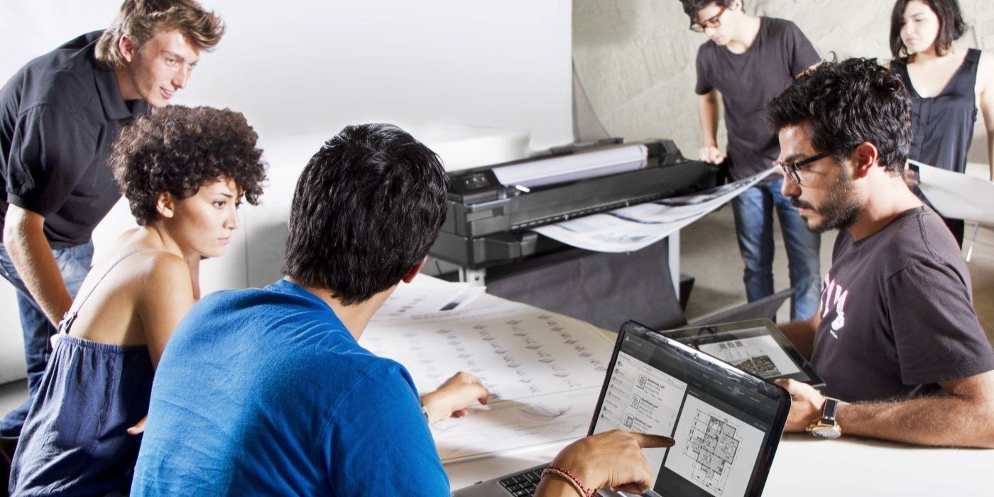 Arquitectos revisando un plano, y usando una workstation hp para arquitectos.