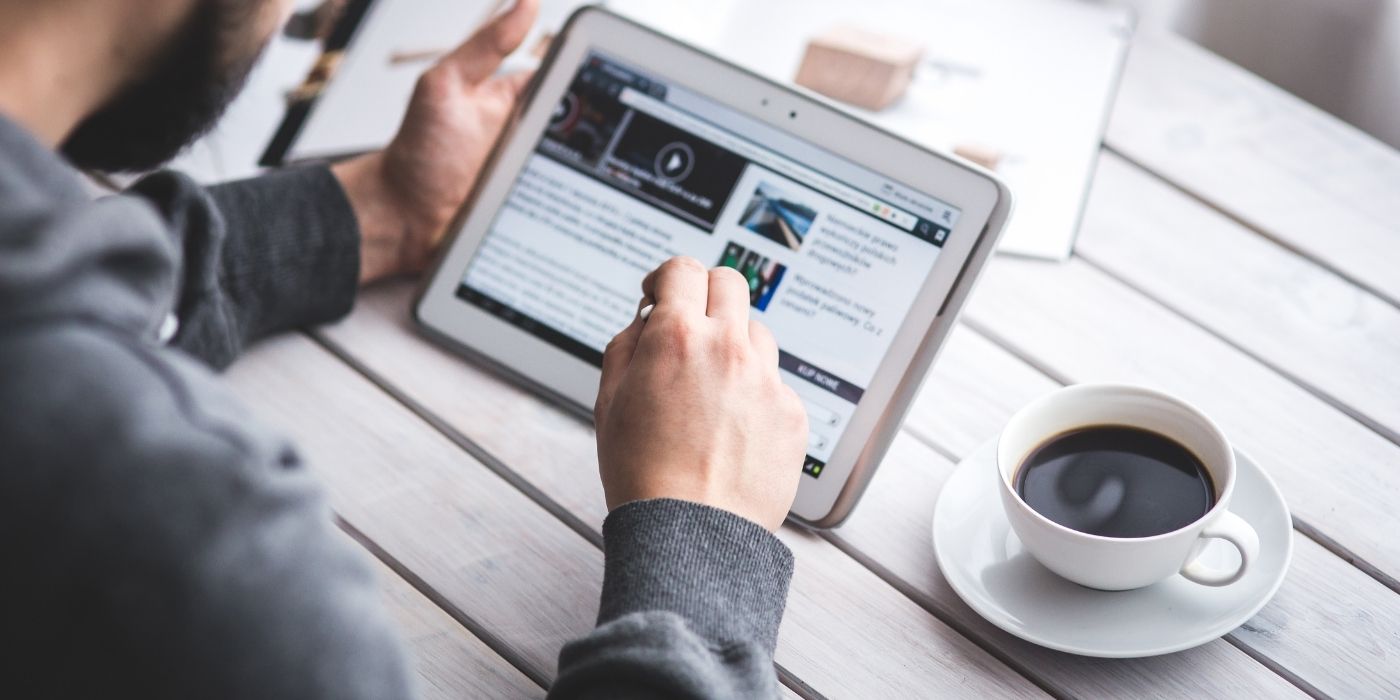 Hombre en su tablet viendo videos