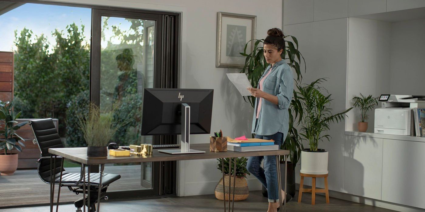 Mujer trabajando desde casa