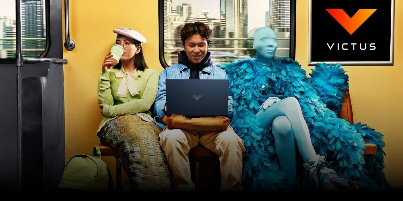 Hombre utilizando laptop HP Victus